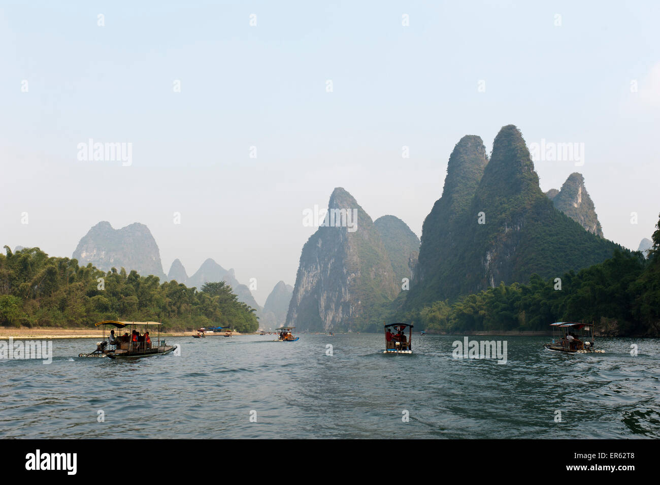 Semplice zattere sul fiume, montagne carsiche, il Fiume Li, Li Jiang, Città Yangdi, Yangshuo, vicino a Guilin, Guanxi Regione Autonoma Foto Stock