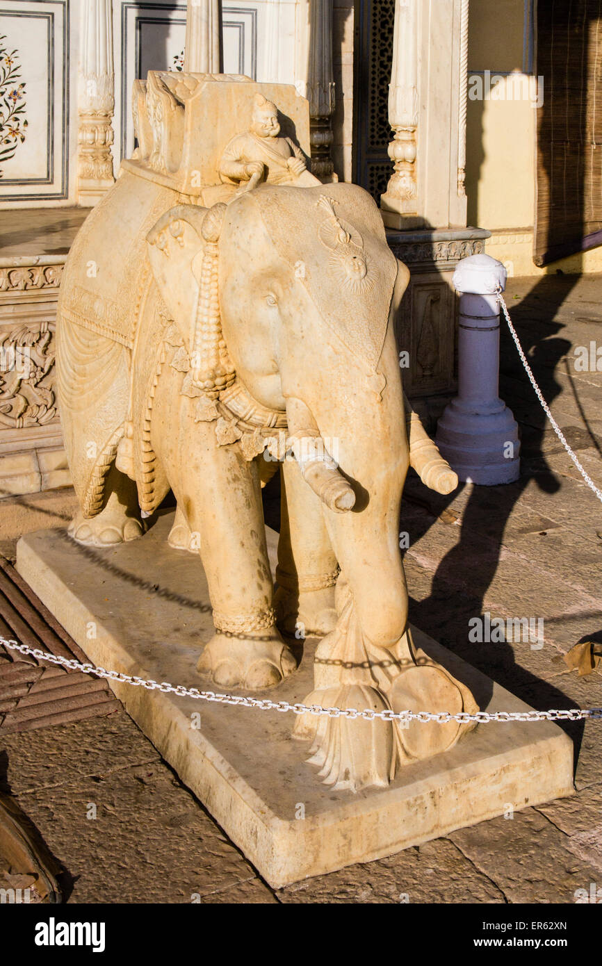 Elefante scolpito in marmo bianco, ingresso al Palazzo di Città, Jaipur, Rajasthan, India Foto Stock