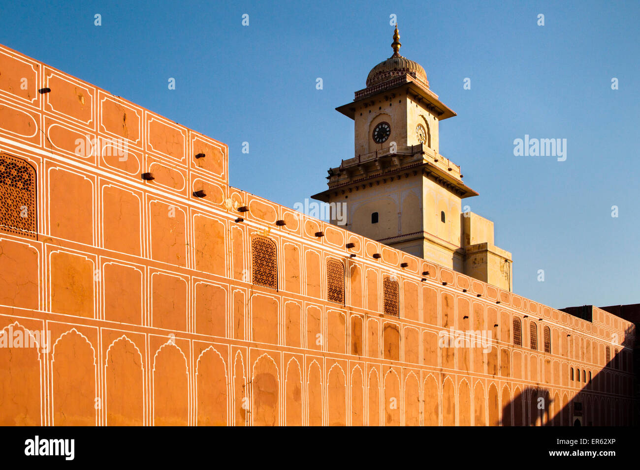 Palazzo di Città di Jai Singh II, la parete interna e la torre, Jaipur, Rajasthan, India Foto Stock