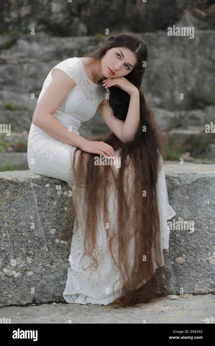 La promulgazione della pittura Reverie da Dante Gabriel Rossetti, ragazza in un abito bianco Foto Stock