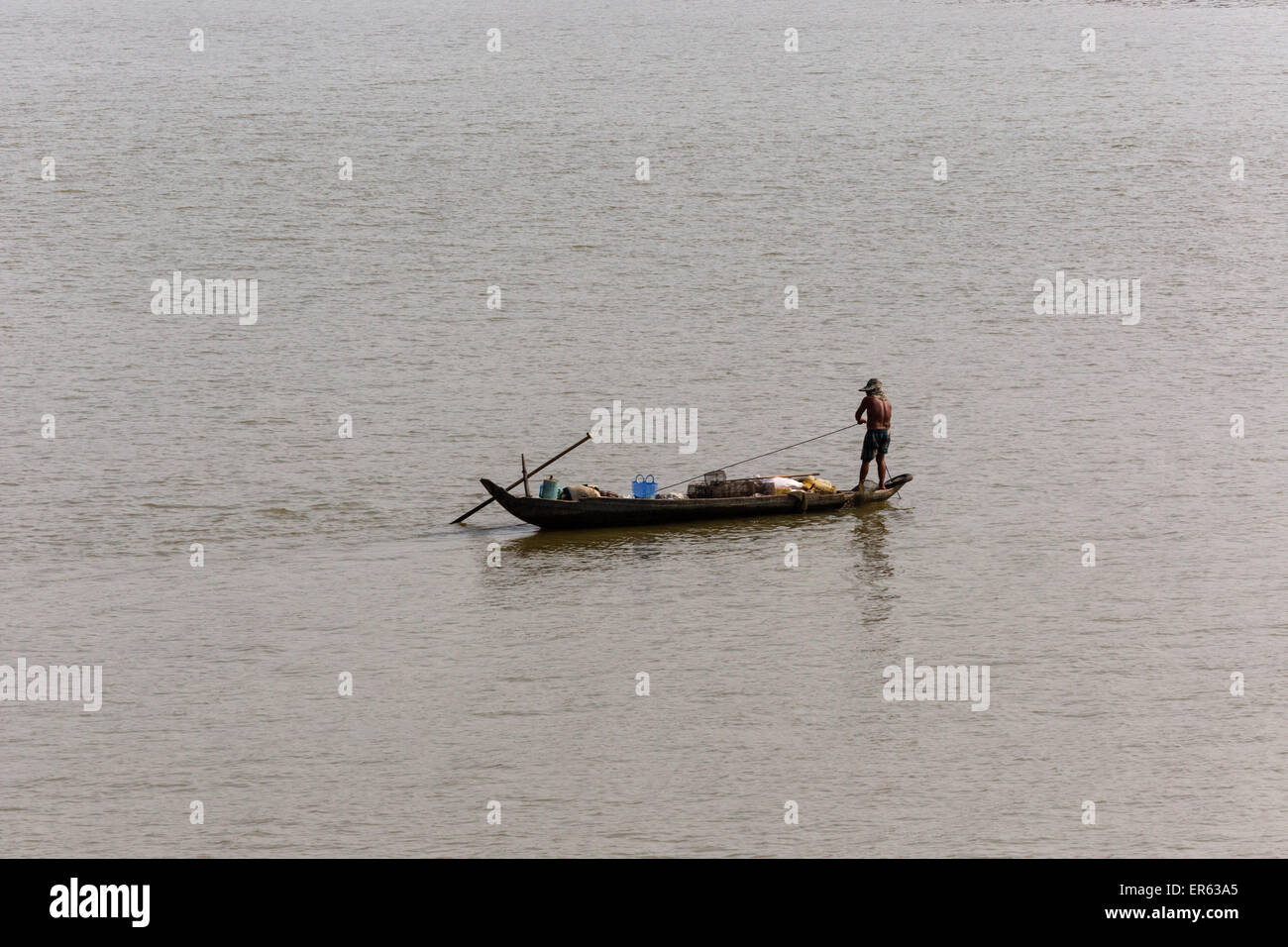 Barca da pesca nel fiume Mekong, Phnom Penh Cambogia Foto Stock