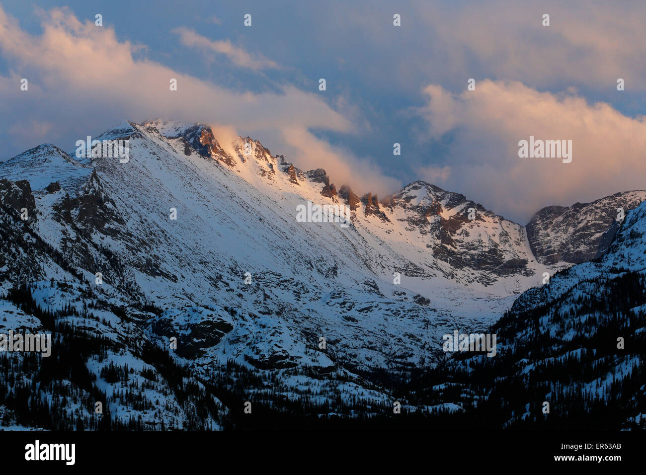 Vertice della Pagoda Mountain, Tastiera di venti e brama di picco, vista al ghiacciaio Gorge, Ninfa dal lago in montagna rocciosa Foto Stock