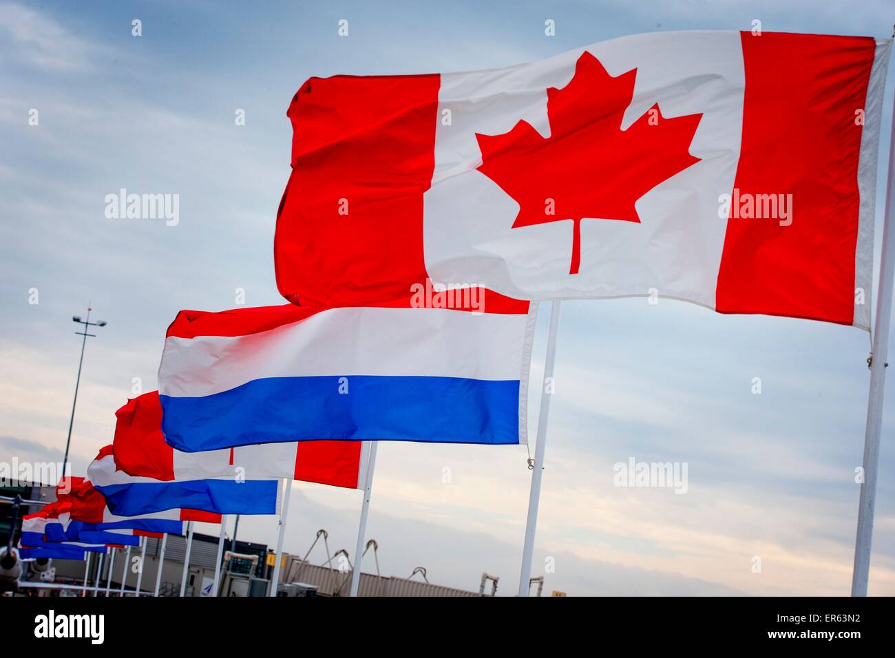 Ottawa, Canada. 27 Maggio, 2015. Il canadese e bandiere olandesi sono visti a Macdonald-Cartier Aeroporto Internazionale di Ottawa in Canada, 27 maggio 2015. Il re e la Regina dei Paesi Bassi sono su una visita di stato dal 27 fino al 29 maggio a Canada. Foto: Patrick van Katwijk point de vue fuori - nessun filo SERVICE -/dpa/Alamy Live News Foto Stock