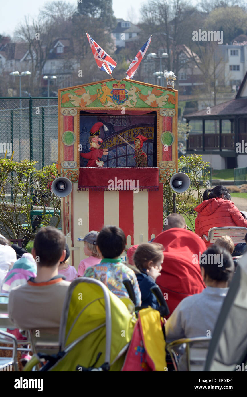 Le famiglie di guardare un punzone tradizionale e Judy show in un parco di Londra Foto Stock