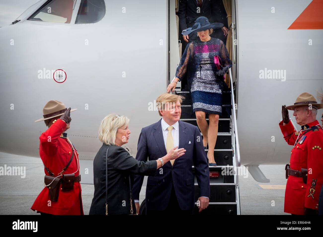 Ottawa, Canada. 27 Maggio, 2015. Willem-Alexander re e regina Maxima dei Paesi Bassi che arrivano con il piano del governo PH-KBX Macdonald-Cartier all Aeroporto Internazionale di Ottawa in Canada, 27 maggio 2015. Il re e la Regina dei Paesi Bassi di portare una visita di stato dal 27 fino al 29 maggio a Canada. Foto: Patrick van Katwijk point de vue fuori - nessun filo SERVICE -/dpa/Alamy Live News Foto Stock