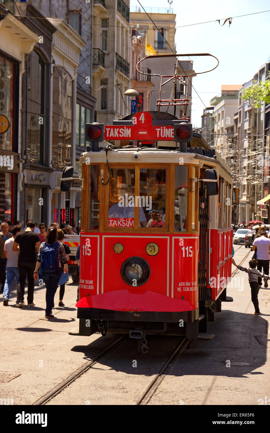 Antica tram vicino a Piazza Taksim, Istanbul, Turchia Foto Stock
