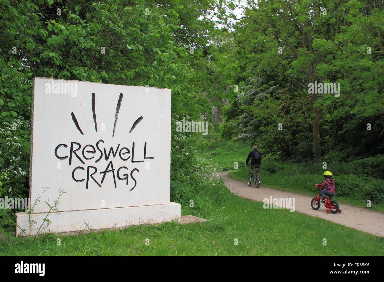 Un segno di ingresso a Creswell Crags sul confine del Derbyshire e Nottinghamshire, England Regno Unito Foto Stock