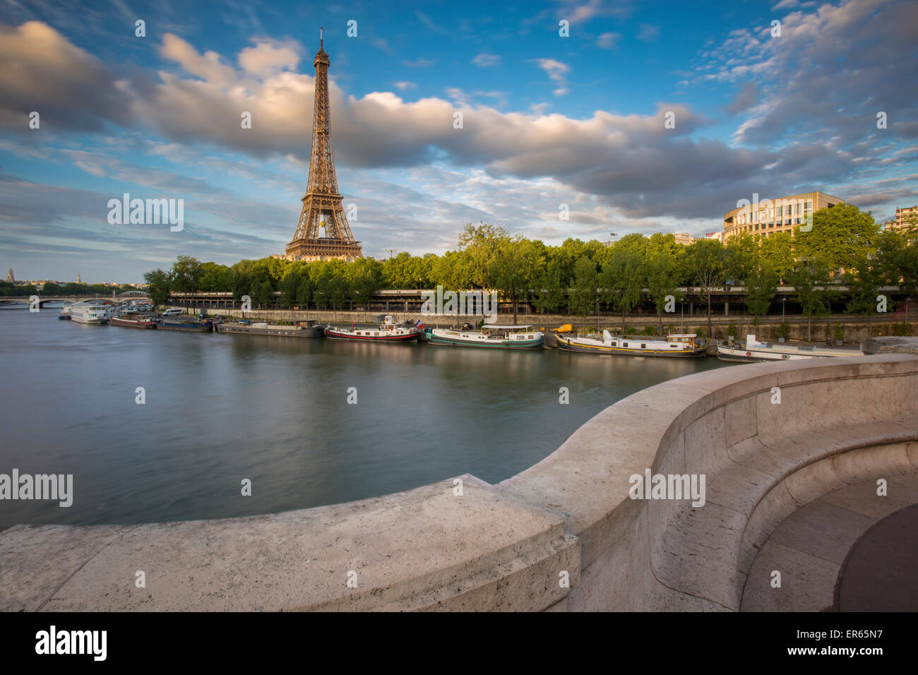 Impostando la luce solare sulla Torre Eiffel e al fiume Senna, Parigi, Francia Foto Stock