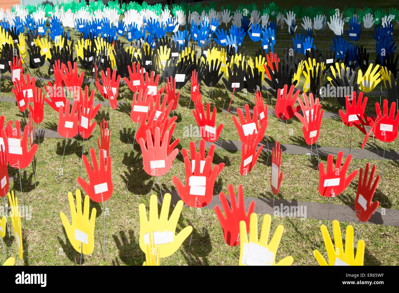 Sydney, Australia. 28 Maggio, 2015. Questo evento nazionale mette insieme agli aborigeni e Torres Strait Islander popoli con altri australiani ed è incorniciato intorno al 1967 referendum sui diritti e la 1992 Alta Corte mabo decisione sulla terra nativa titolo. Qui il mare delle mani display in Chippendale,Sydney Credit: modello10/Alamy Live News Foto Stock