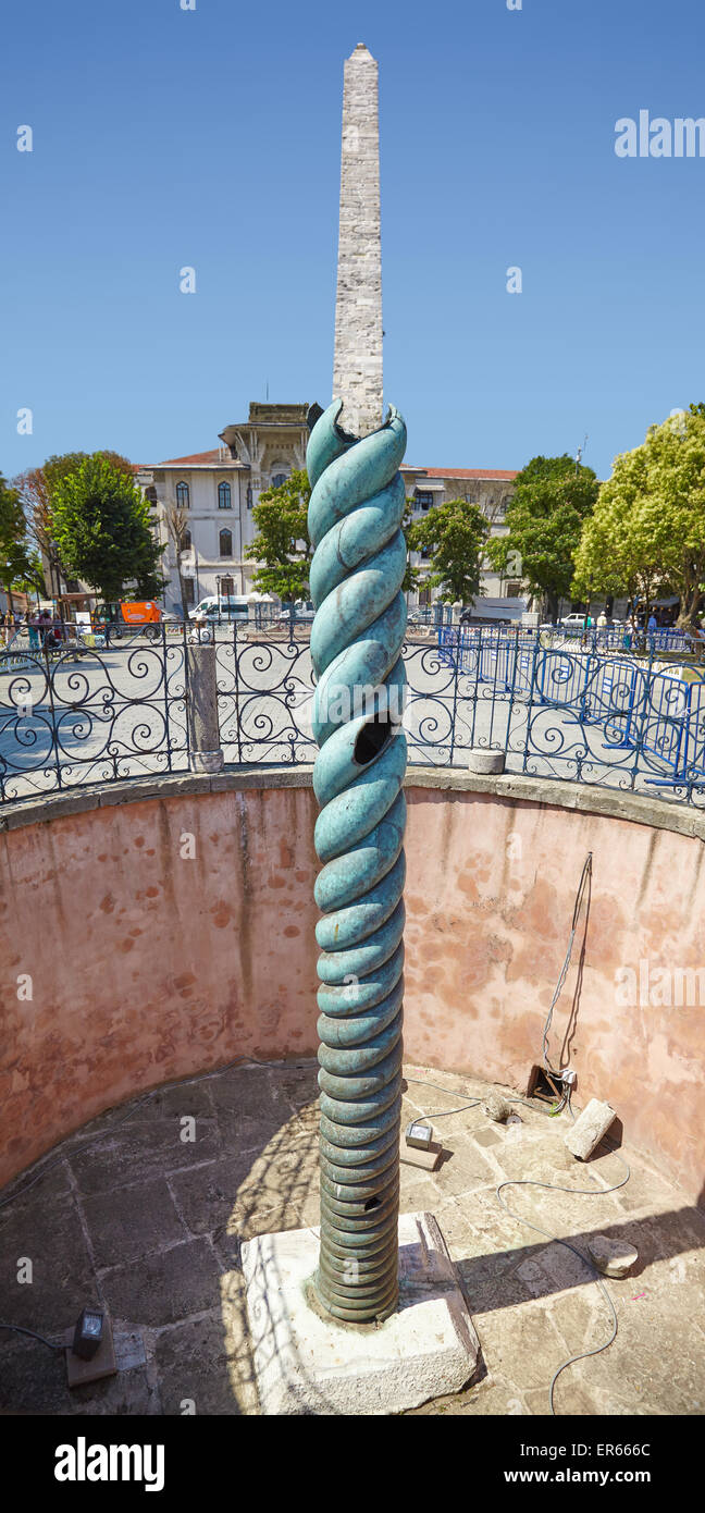L'effetto ottico quando la colonna di serpente avvolge il obelisco murato sull'ippodromo di Costantinopoli, ora Sultan Ahmet Square Foto Stock