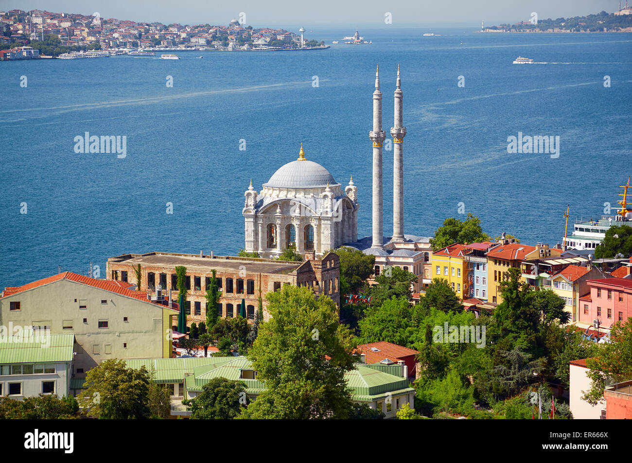 La vista della Moschea Ortakoy (Grand Imperial Moschea del Sultano Abdulmecid) contro lo sfondo del Bosforo. Istanbul, Turchia Foto Stock