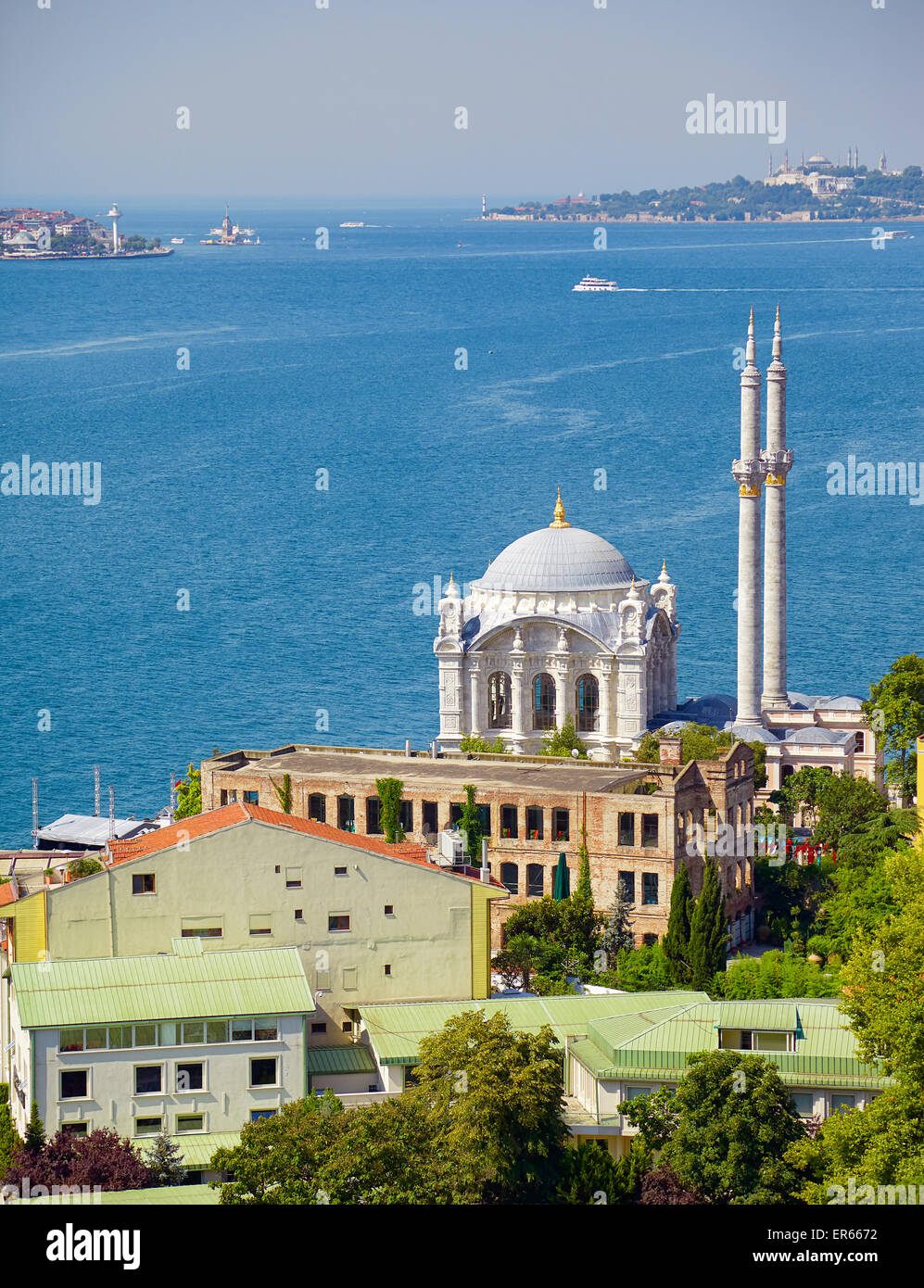 La vista della Moschea Ortakoy (Grand Imperial Moschea del Sultano Abdulmecid) contro lo sfondo del Bosforo. Istanbul, Turchia Foto Stock