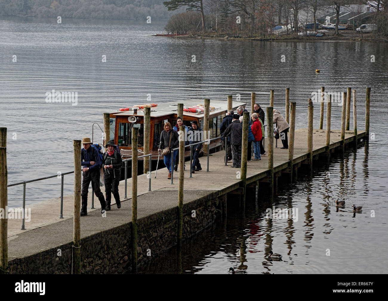 Keswick Pontile con il lago di nave passeggeri ormeggiato con passeggeri di lasciare la barca e i passeggeri in attesa di bordo Foto Stock