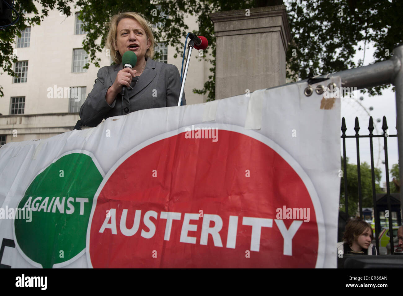 Londra, Regno Unito. Mercoledì 27 Maggio 2015. Il verde di leader di partito Natalie Bennett parla come gli studenti dimostrano di Westminster. Foto Stock Londra, Regno Unito. Mercoledì 27 Maggio 2015. Il verde di leader di partito Natalie Bennett parla come gli studenti dimostrano di Westminster. Foto Stock