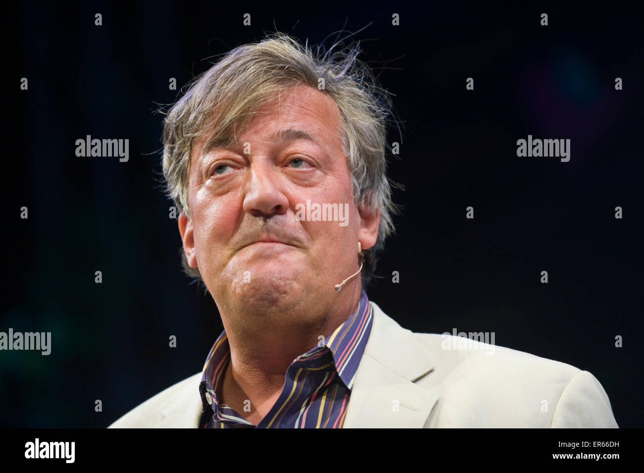 Stephen Fry parlando sul palco a Hay Festival 2015 Foto Stock