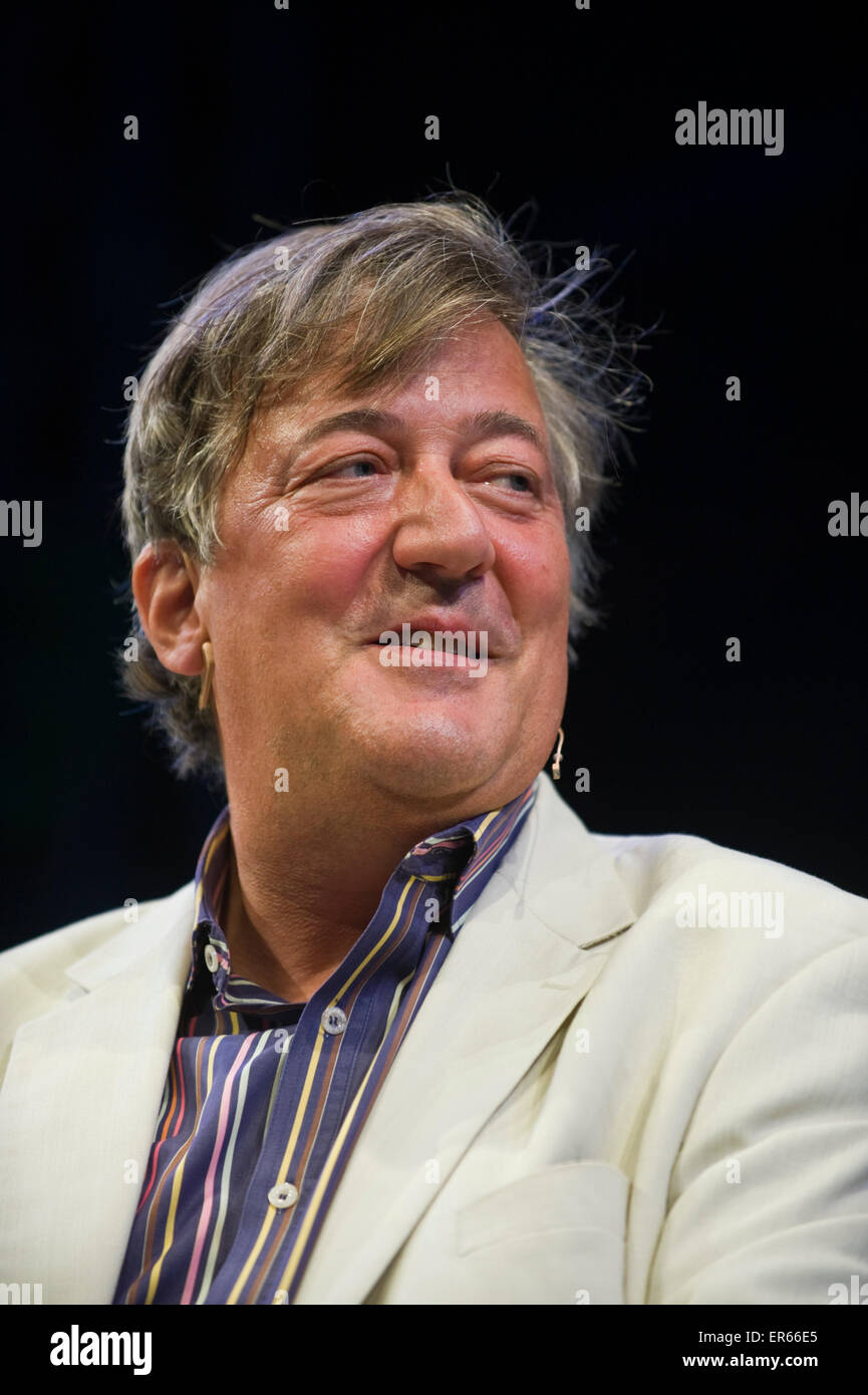 Stephen Fry parlando sul palco a Hay Festival 2015 Foto Stock