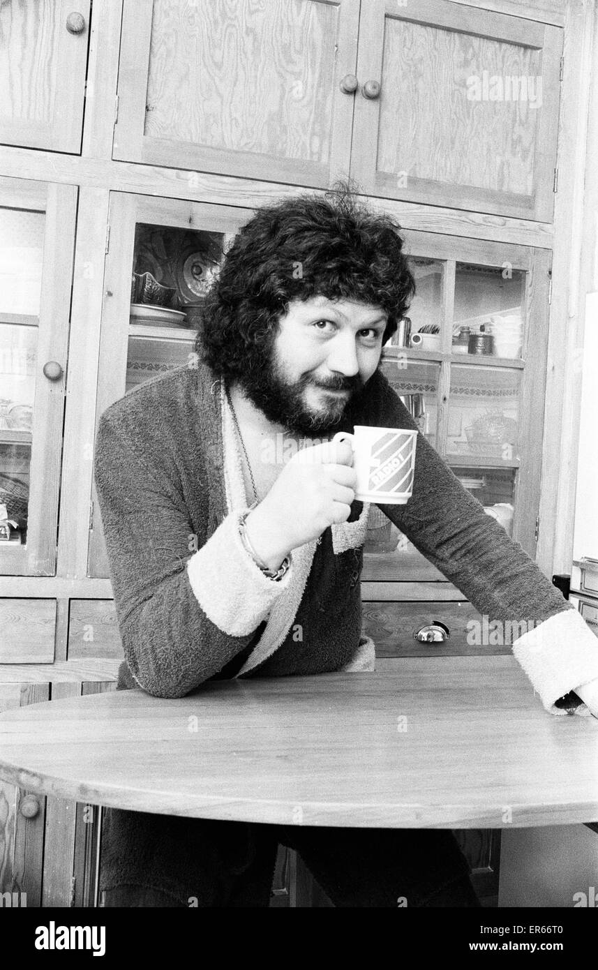 Dave Lee Travis DJ BBC Radio uno Show Breakfast, 28 giugno 1978. Un giorno nella vita, funzione. 5.30. Dave Lee Travis si gode il suo mattina tazza di caffè, nel suo appartamento a Ealing Foto Stock