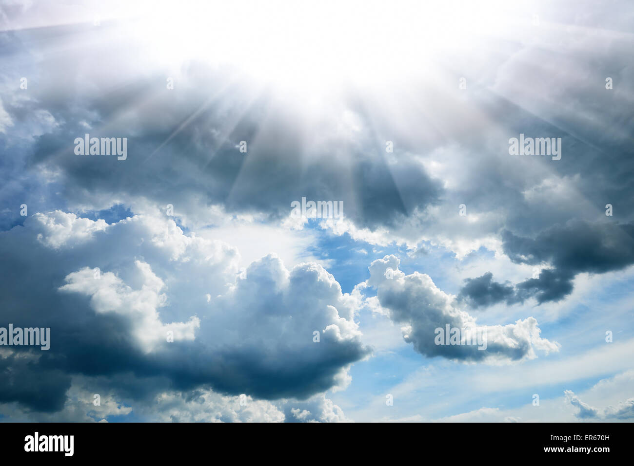 Grande sole soffici nuvole bianche contro il cielo blu Foto Stock