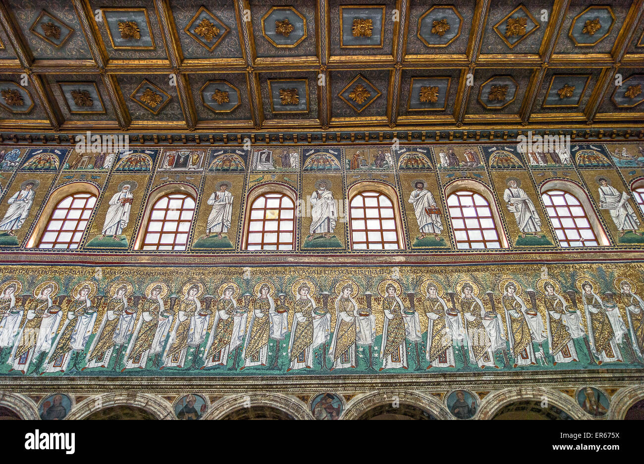 L'Italia, Ravenna, la navata centrale mosaici di S.Apollinare Nuovo basilica Foto stock Alamy