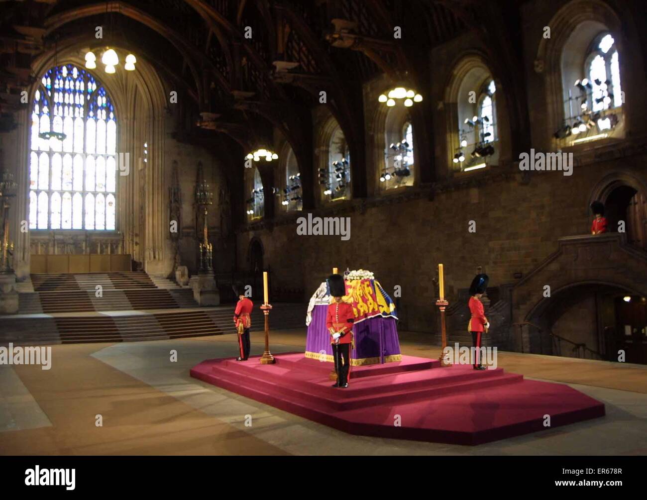 La bara della regina Elisabetta, la Regina madre che si trova in stato a Westminster Hall di Londra il 9 aprile 2002, Foto Stock