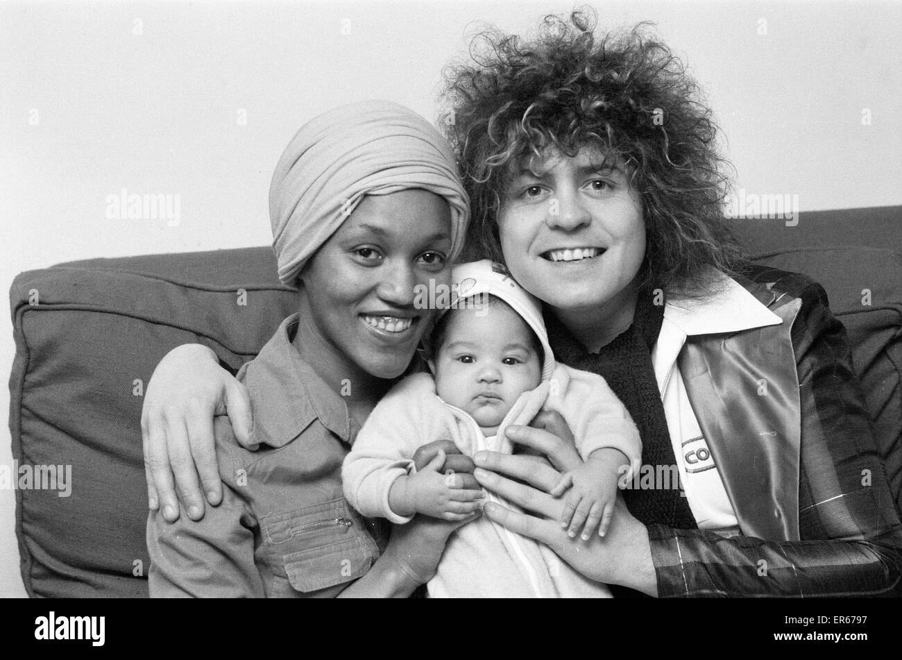 Marc Bolan con la fidanzata Gloria Jones e il loro bambino figlio Rolan Bolan - nato il 26 settembre 1975 - foto 8 gennaio 1976. Foto Stock
