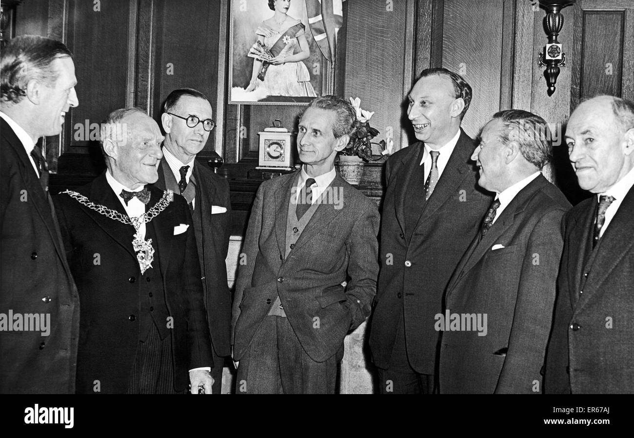 I membri dell'Università di Warwick Comitato di promozione, 28 marzo 1960. Nella foto con il suo segretario., Charles Barratt, la città addetto di Coventry, sull'estrema sinistra. Da sinistra a destra sono il Sindaco, assessore W H Edwards; Assessore W S Howard, chairm Foto Stock