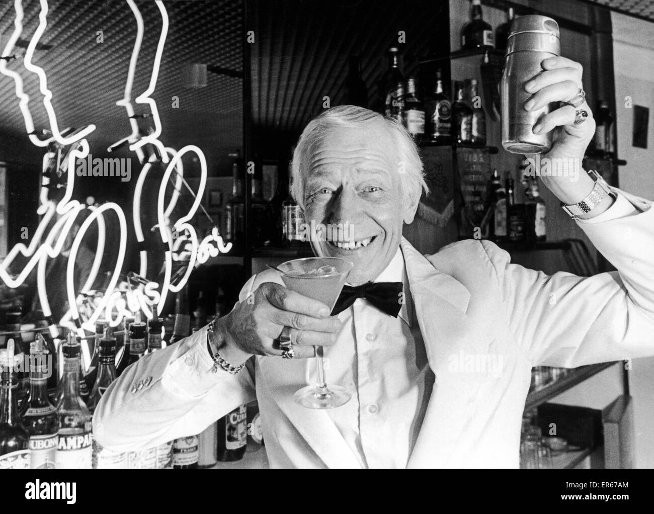 Ray Rastall, il re incontrastato di cocktail, a Ray's Bar, l'Hotel Leofric, Coventry, raffigurato 18 febbraio 1986. Ray ha lavorato presso la Leofric sin dalla sua apertura nel 1950. Il Leofric è stato uno dei primi hotel costruiti nel 1950 dopo il Foto Stock