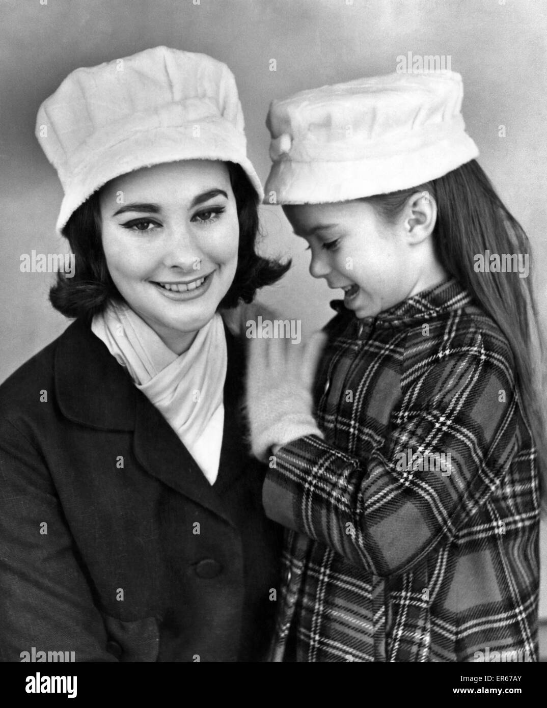 Abbigliamento: Cappelli 1959. Cappelli per bambine guardare come cappelli  per le grandi ragazze in questi giorni. Così molte figlie insistere su  indossando la stessa come Madre che alcuni produttori di hat stanno