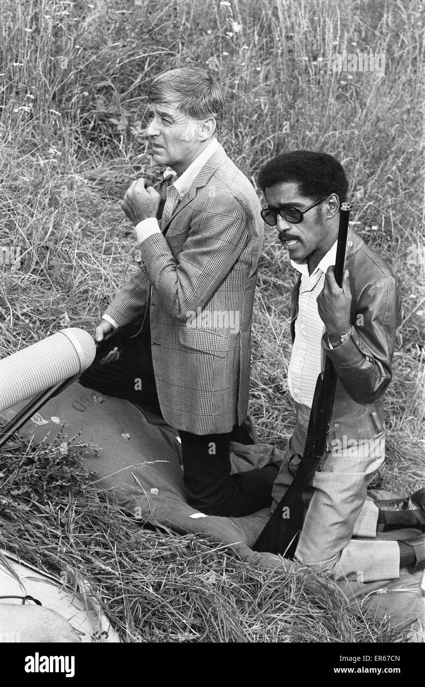 Sammy Davis Junior e Peter Lawford mentre sulla posizione in Eastnor Castle, Ledbury, durante le riprese di 'ancora una volta' circa 1 Agosto 1969 Foto Stock