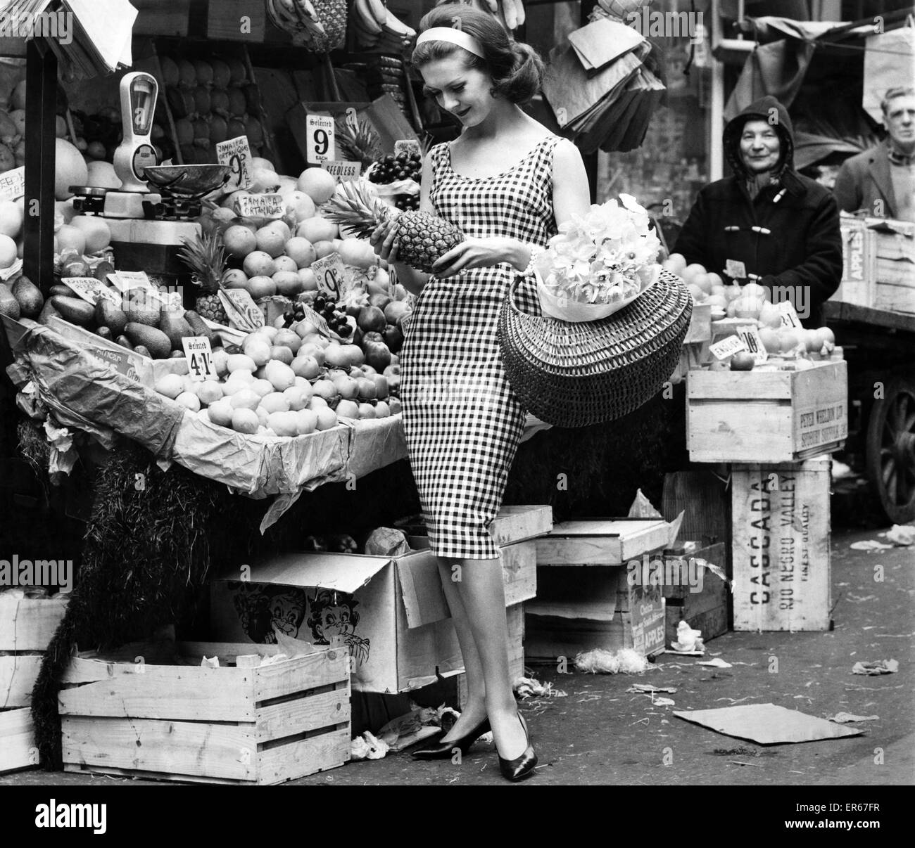 Modello nel mercato, l'acquisto di generi alimentari, Maggio 1960 Foto Stock