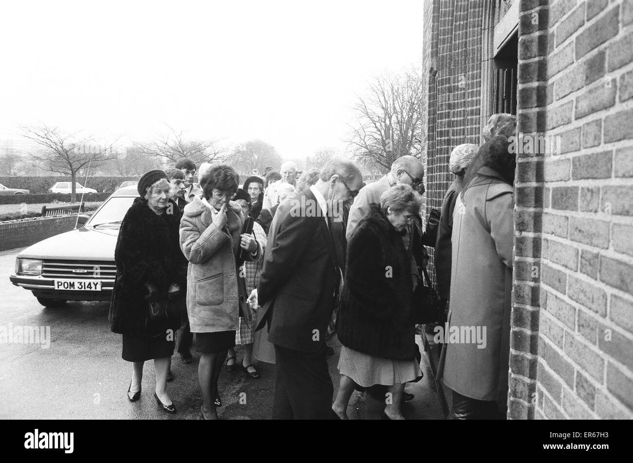 Mourner per Edna Rowley, che è stato assassinato a fianco di sua sorella Alice al loro angolo Greswolde shop, immettere la Yardley crematorio. Il 28 gennaio 1988 Foto Stock