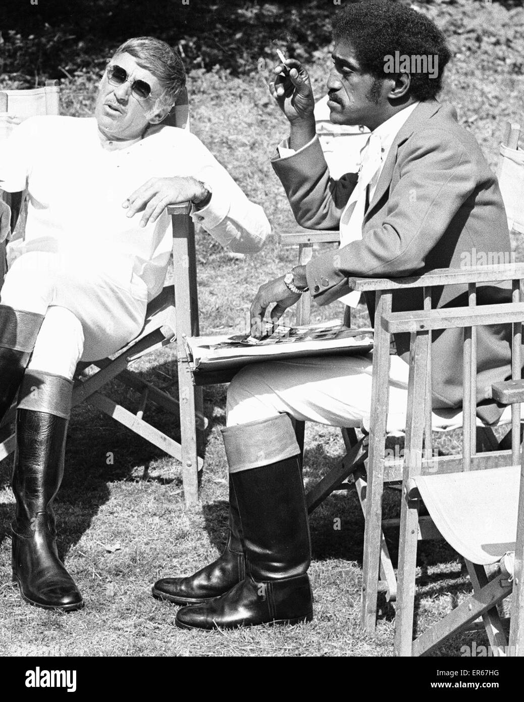 Sammy Davis Junior e Peter Lawford mentre sulla posizione in Eastnor Castle, Ledbury, durante le riprese di 'ancora una volta' circa 1 Agosto 1969 Foto Stock