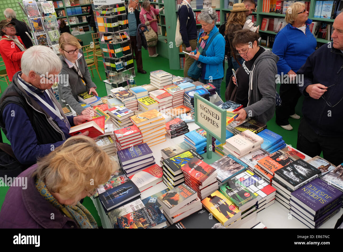 Festival di fieno, POWYS, GALLES - Maggio 2015 - Visitatori per la Hay Festival oggi sfogliare i libri più recenti da autori e scrittori presso il Festival di fieno. Foto Stock