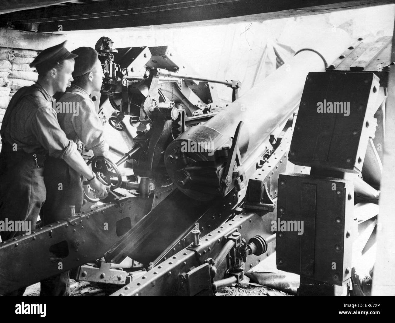 Canadian gunners in azione durante la terza battaglia di Ypres Novembre 1917 Foto Stock