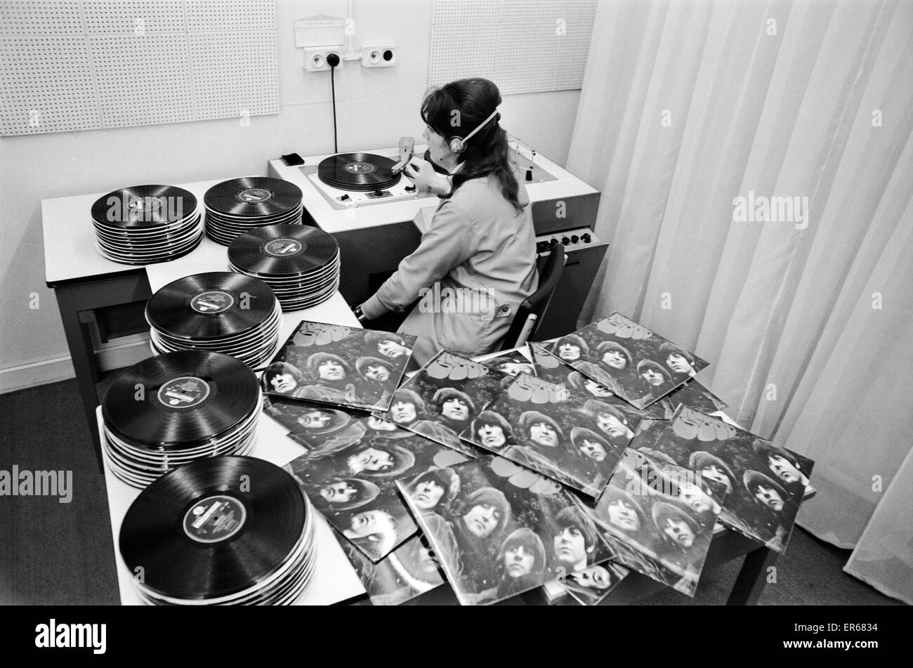 La linea di produzione a E.M.I. fabbrica in Hayes Middlesex dove il nuovo Beatles LP anima in gomma è fabbricato, 24 novembre 1965. Foto Stock