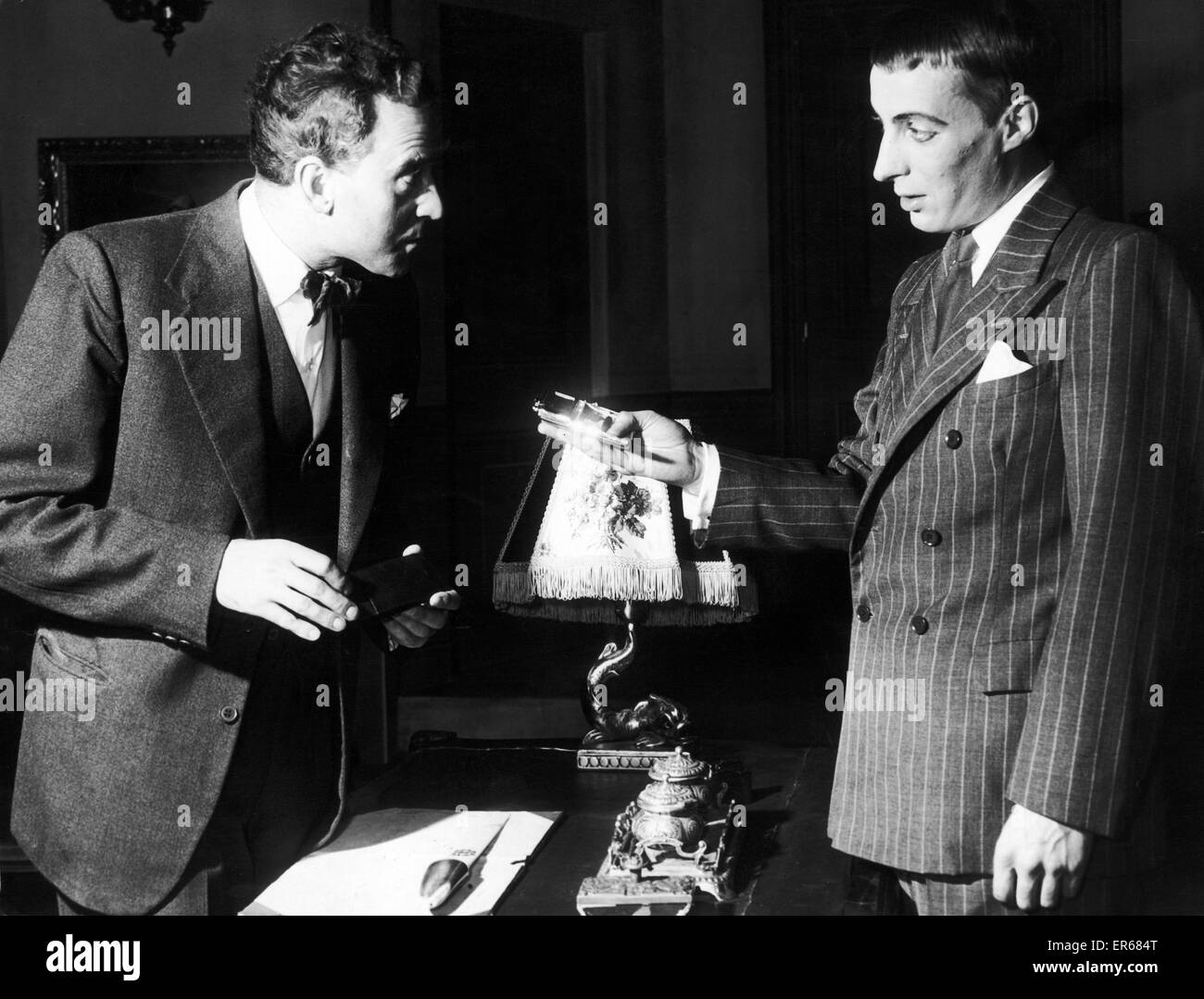 Attori Clifford Parrish (sinistra ) e Ian Richardson nel giocare ' paura venne a cena ' al Birmingham Repertory Theatre. Xx Novembre 1958 Foto Stock
