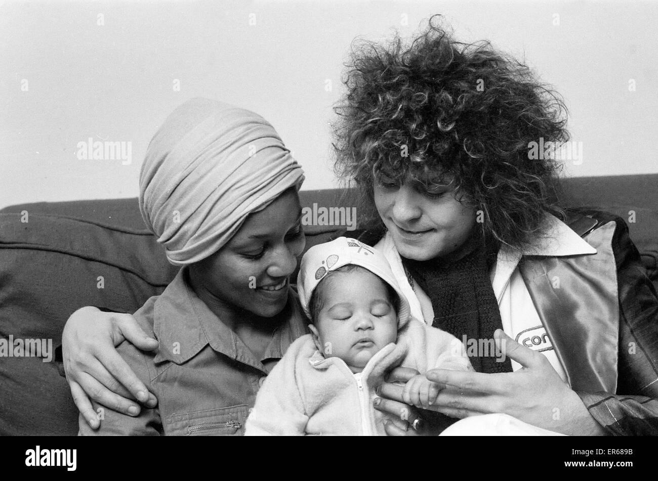 Marc Bolan con la fidanzata Gloria Jones e il loro bambino figlio Rolan Bolan - nato il 26 settembre 1975 - foto 8 gennaio 1976. Foto Stock