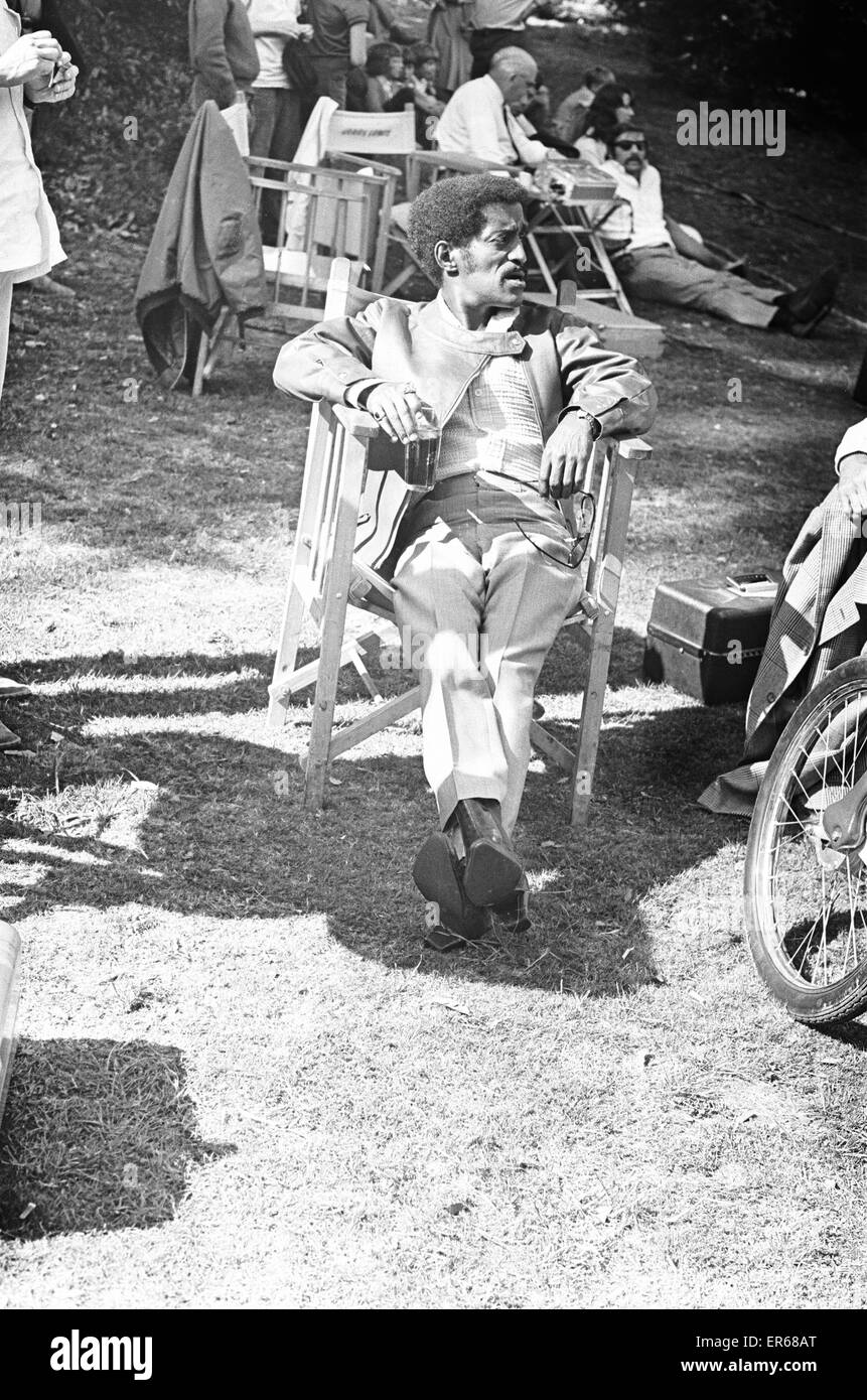 Sammy Davis Junior si prende una pausa dalle riprese presso il castello di Eastnor Ledbury, per "Ancora una volta". 1 agosto 1969 Foto Stock