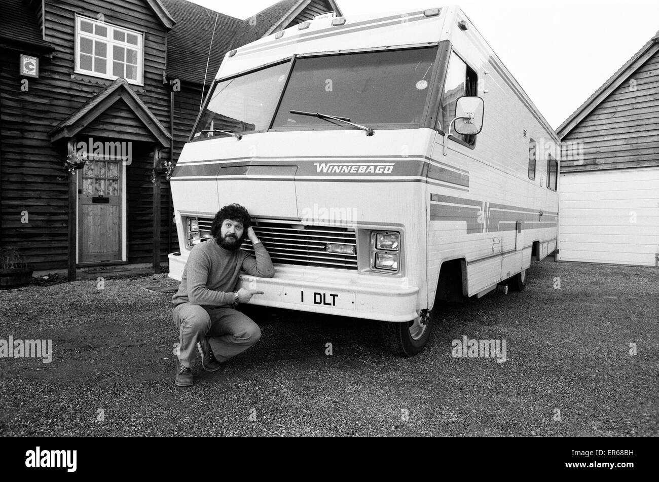 Dave Lee Travis, BBC Radio One DJ si prepara a prendere il suo spettacolo sulla strada, nella foto con il suo Winnebago, una casa mobile su ruote, 6 dicembre 1980. Foto Stock