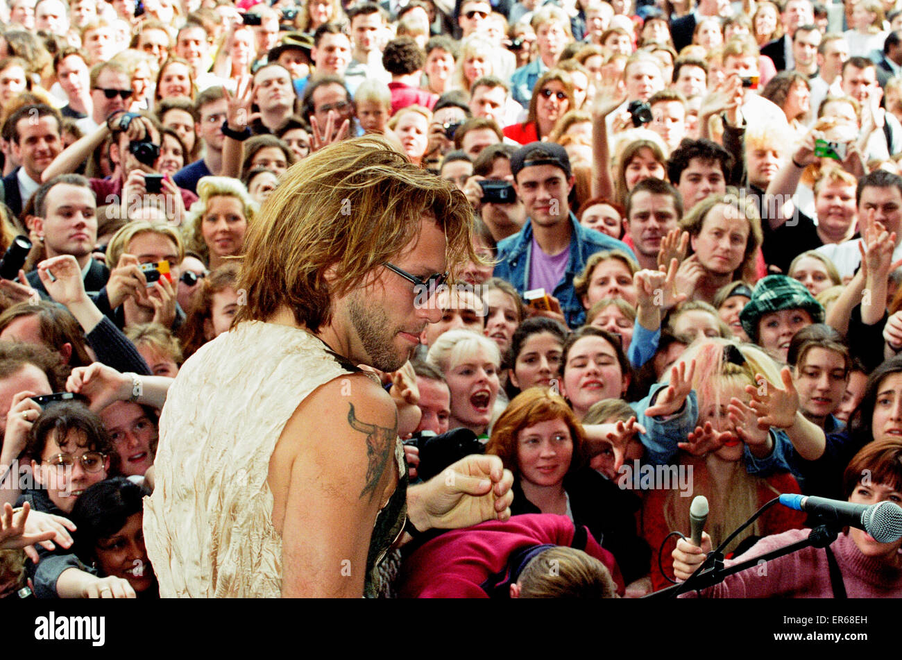 Jon Bon Jovi, cantante del gruppo rock Bon Jovi, musicista di strada a Covent Garden, Londra - e promesso una folla di 5000, 7 settembre 1994. Ventole giubilante bloccato completamente la storica piazza come il metallo pesante idolo e il suo chitarrista Richie Sambora belted Foto Stock