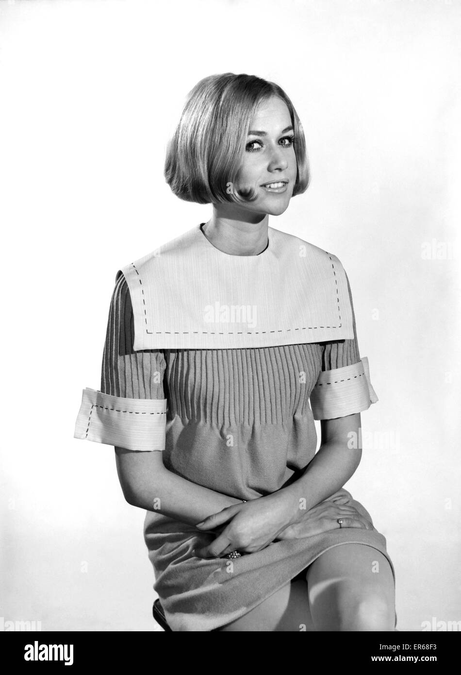 Abbigliamento: moda: Handmade: donna che indossa home abito realizzato con collare sovradimensionati e polsini. 1959 B2104-005 Foto Stock