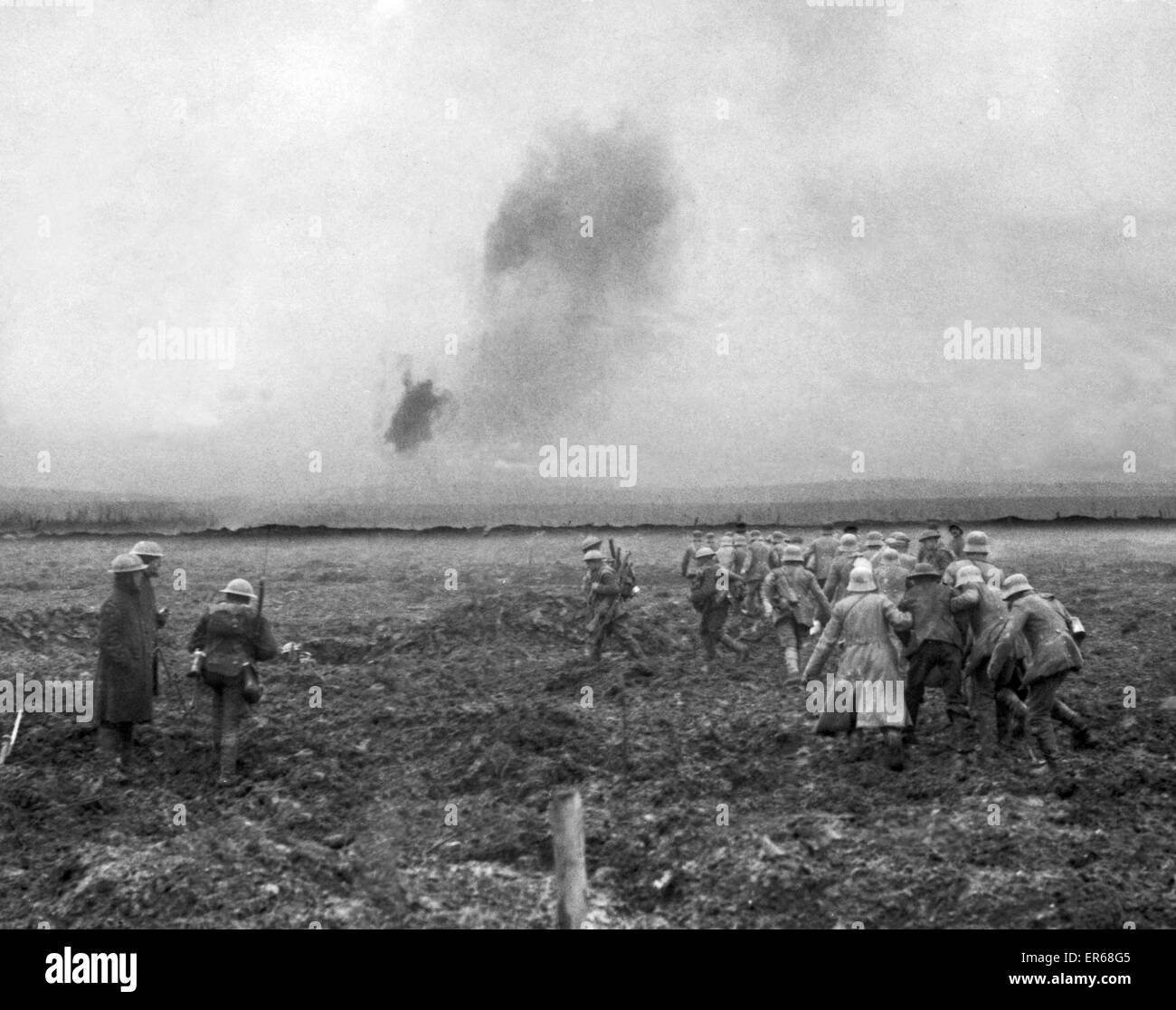I soldati tedeschi arrendersi alle truppe canadesi, Vimy Ridge, all'inizio della battaglia di Arras, 9 aprile 1917. La campagna ha avuto successo, tuttavia la presa di Vimy Ridge costo canadesi 11.000 vittime. Il 9 aprile 1917 Foto Stock