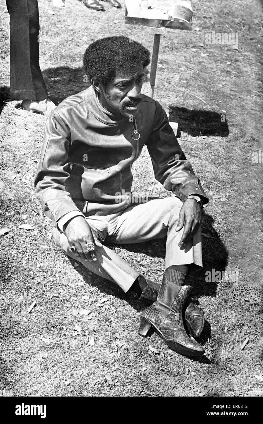 Sammy Davis Junior sulks dopo il suo file tiff con il regista Jerry Lewis sulla posizione di "Ancora una volta" presso il castello di Eastnor Ledbury circa. 1 agosto 1969 Foto Stock