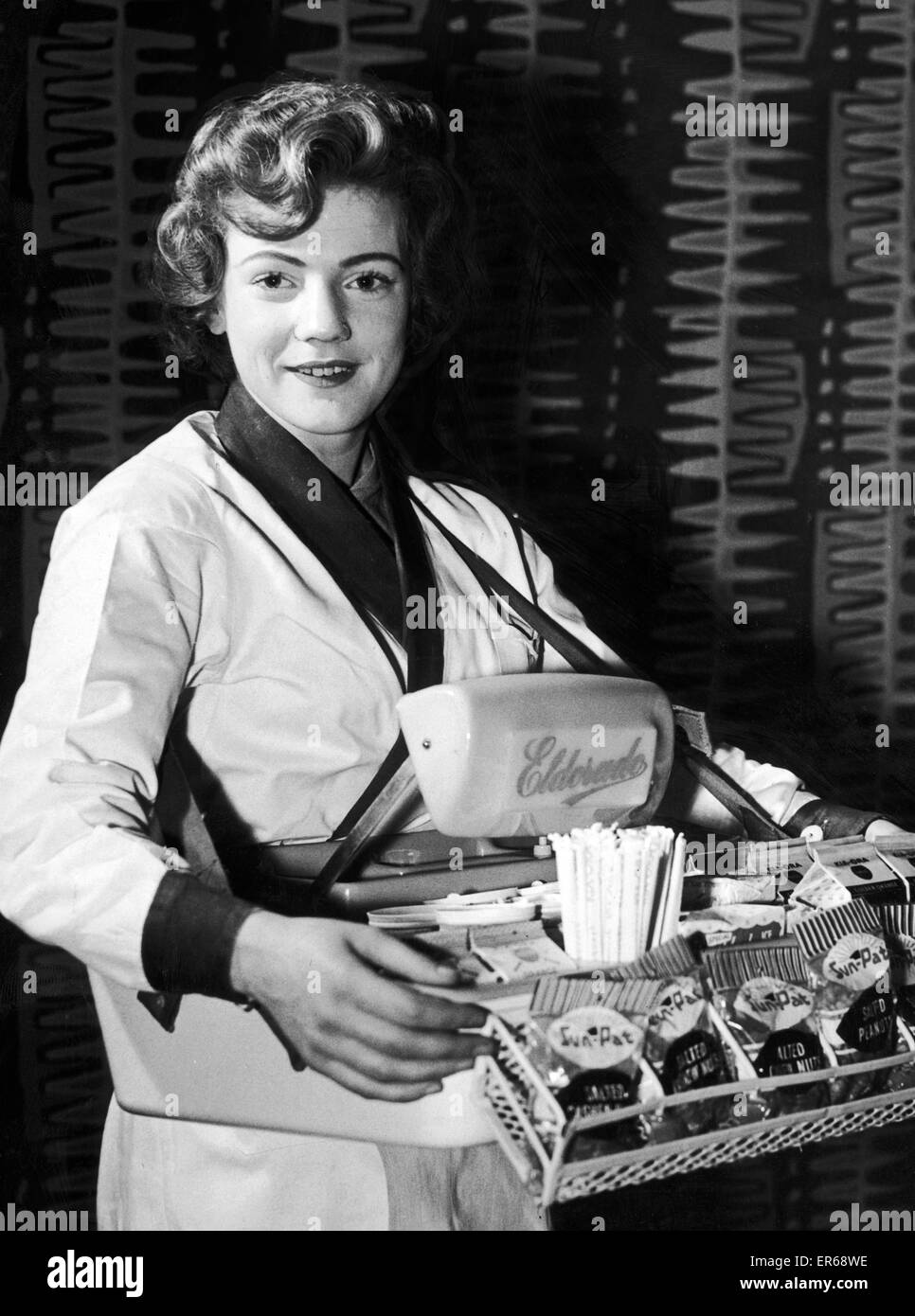 Dorothy Smith, Usher la vendita di gelati e sigarette al cinema locali di Glasgow, Scozia, 11 giugno 1957. Foto Stock