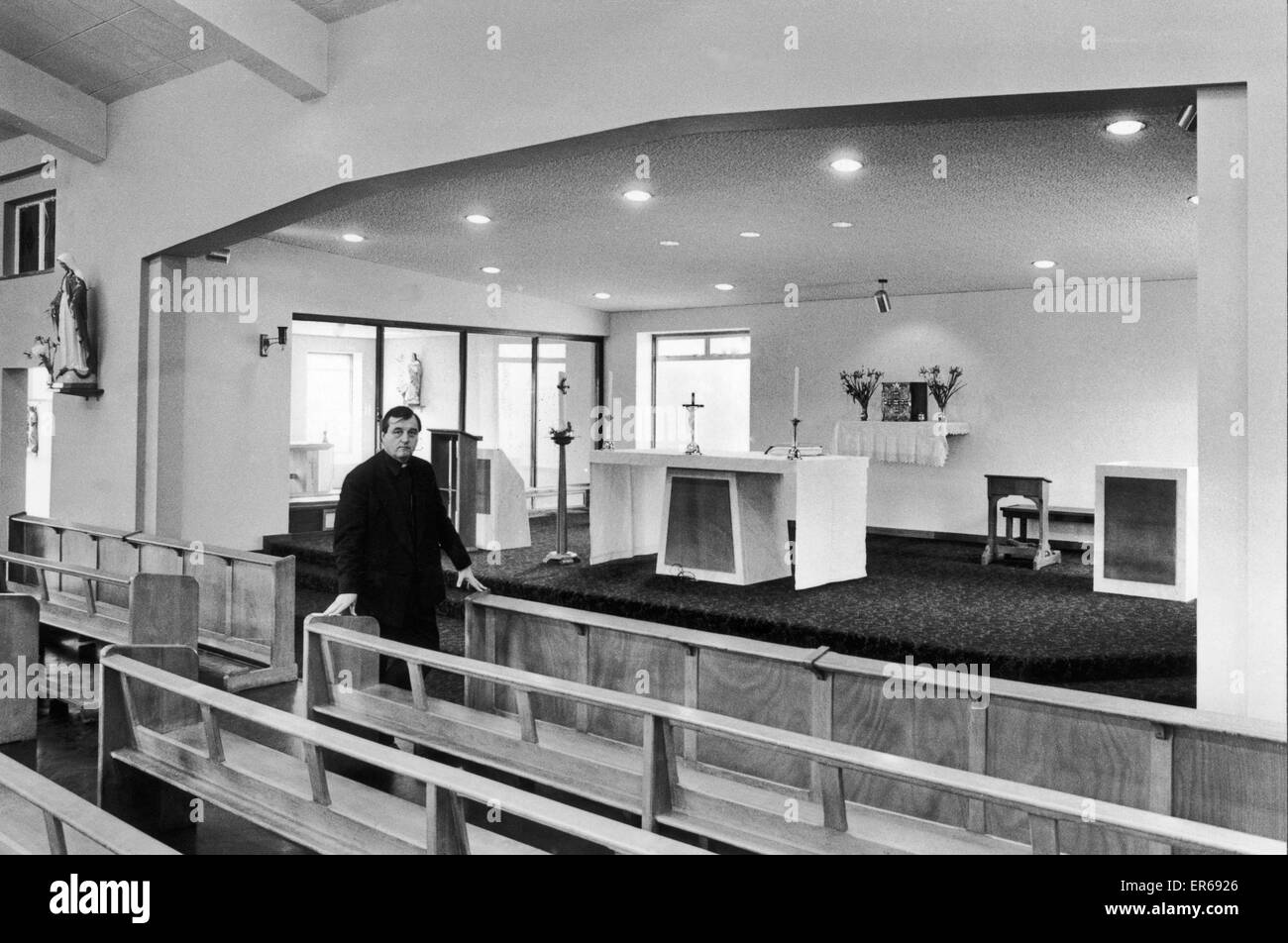 Il parroco Padre Paolo Devaney, della Madonna Assunta La chiesa in laterizio Hill, Coventry. La foto è stata scattata per accompagnare un articolo su Padre Devaney arrotondamento guida in un lavoro locale man's club. Il costo è di lui 6 pinte, ma è riuscito a ottenere aiuto fr Foto Stock