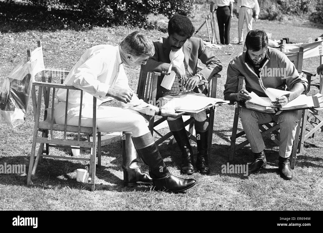 Direttore Jerry Lewis (destra) visto qui la lettura dello script con Sammy Davis Junior (centro e Peter Lawford (sinistra) mentre in location a Eastnor Castle, Ledbury, durante le riprese di 'ancora una volta' circa 1 Agosto 1969 Foto Stock