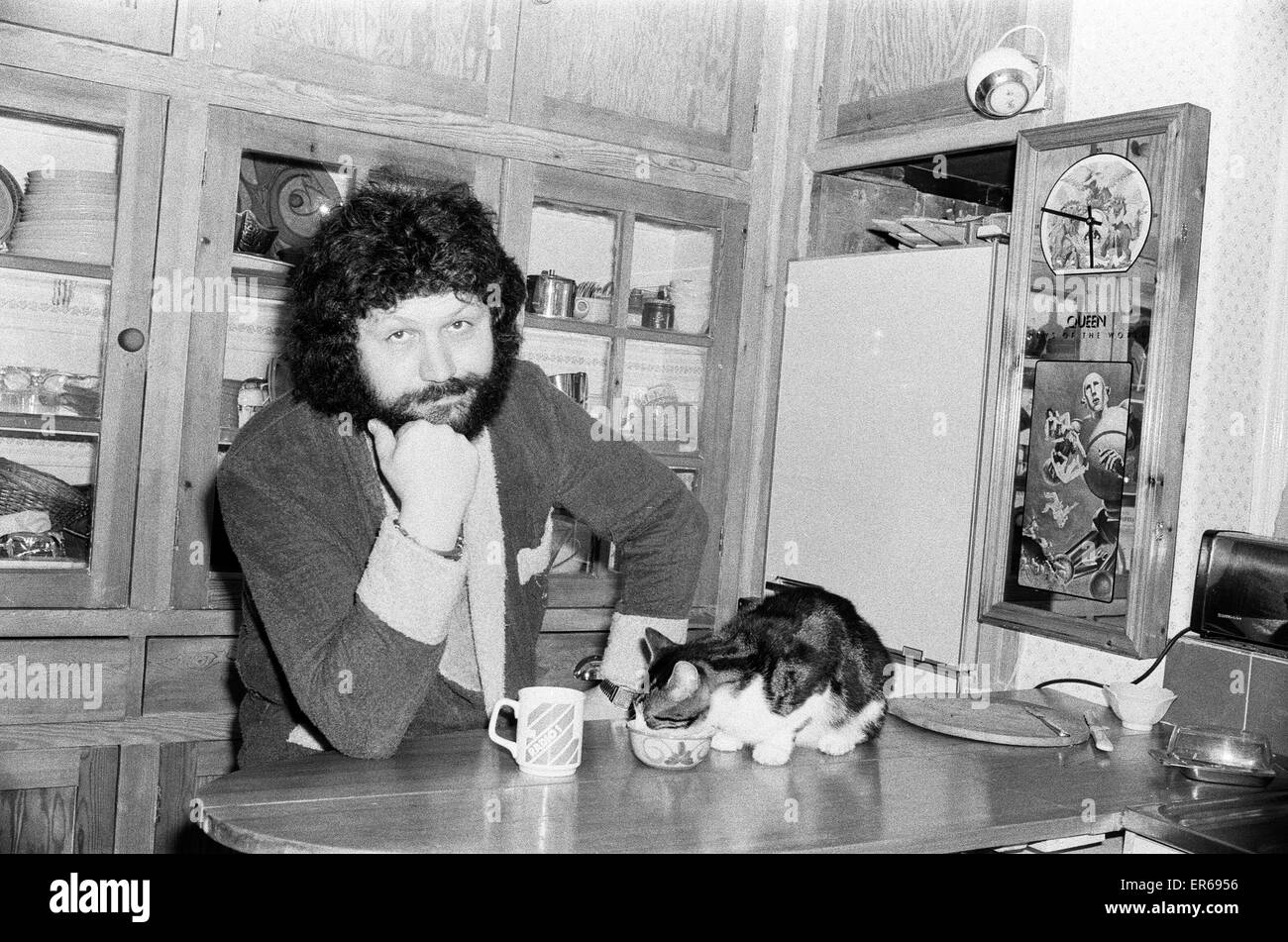 Dave Lee Travis DJ BBC Radio uno Show Breakfast, 28 giugno 1978. Un giorno nella vita, funzione. 5.30. Dave Lee Travis si gode il suo mattina tazza di caffè con solo il gatto per la società, nel suo appartamento a Ealing Foto Stock