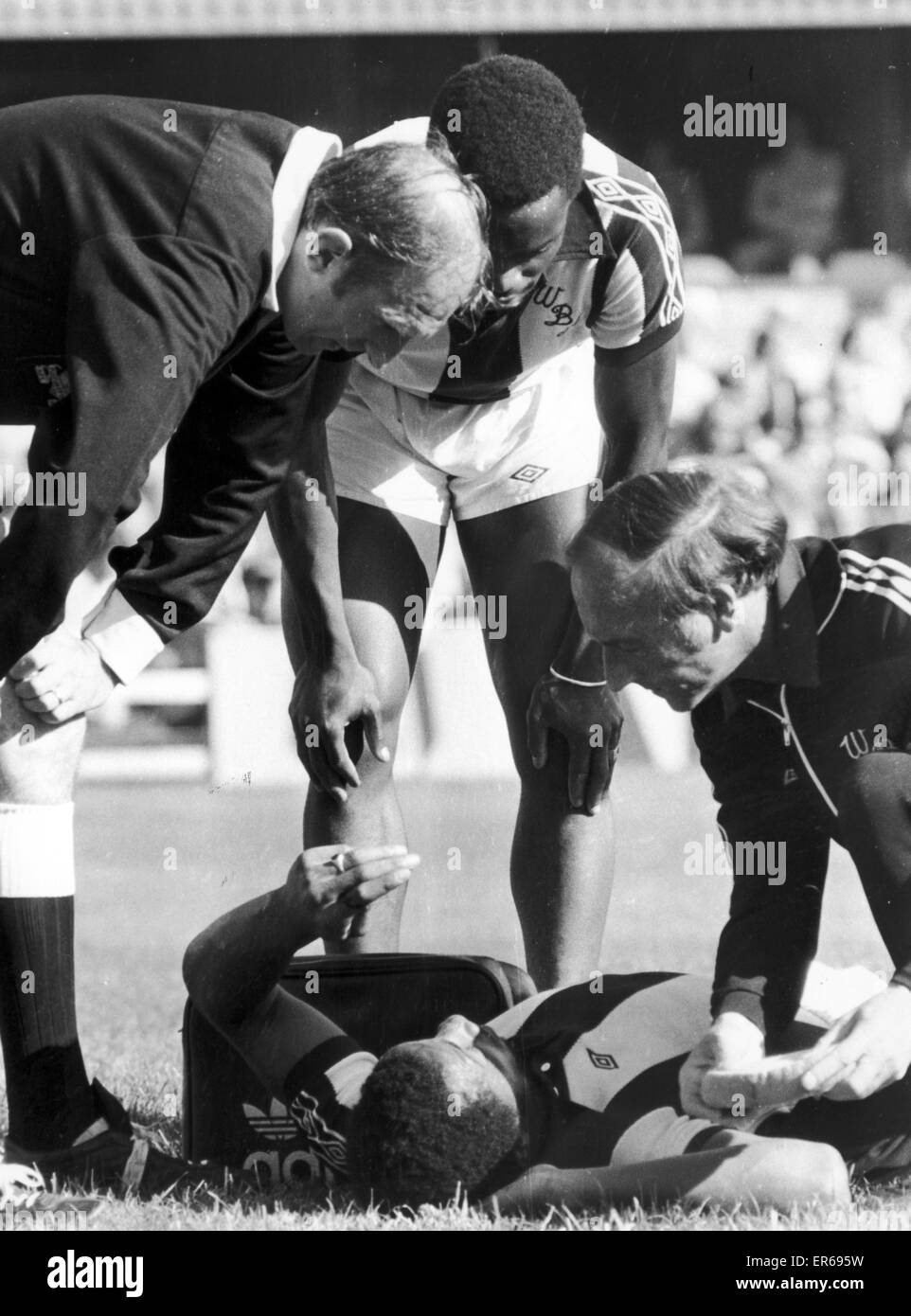 West Brom 2-1 Middlesbrough, league match, sabato 3 settembre 1977. Cyrille Regis stabilisce male sul terreno, guardati dal compagno di squadra Laurie Cunningham, arbitro KG Salmone e Physio George Wright. Foto Stock