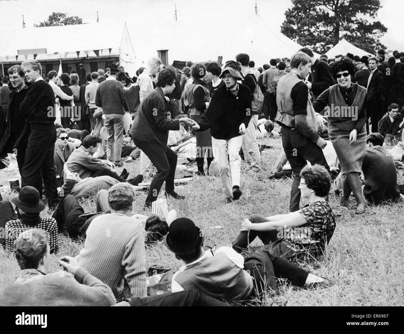 Una folla di gente che si diverte a Earlswood legno Jazz Festival Fulford Hall di Birmingham. Il pieno di celebrità evento era nella casa del Consigliere Rob Pryke, meglio conosciuto come ' il Banana re". Luglio 1962 Foto Stock