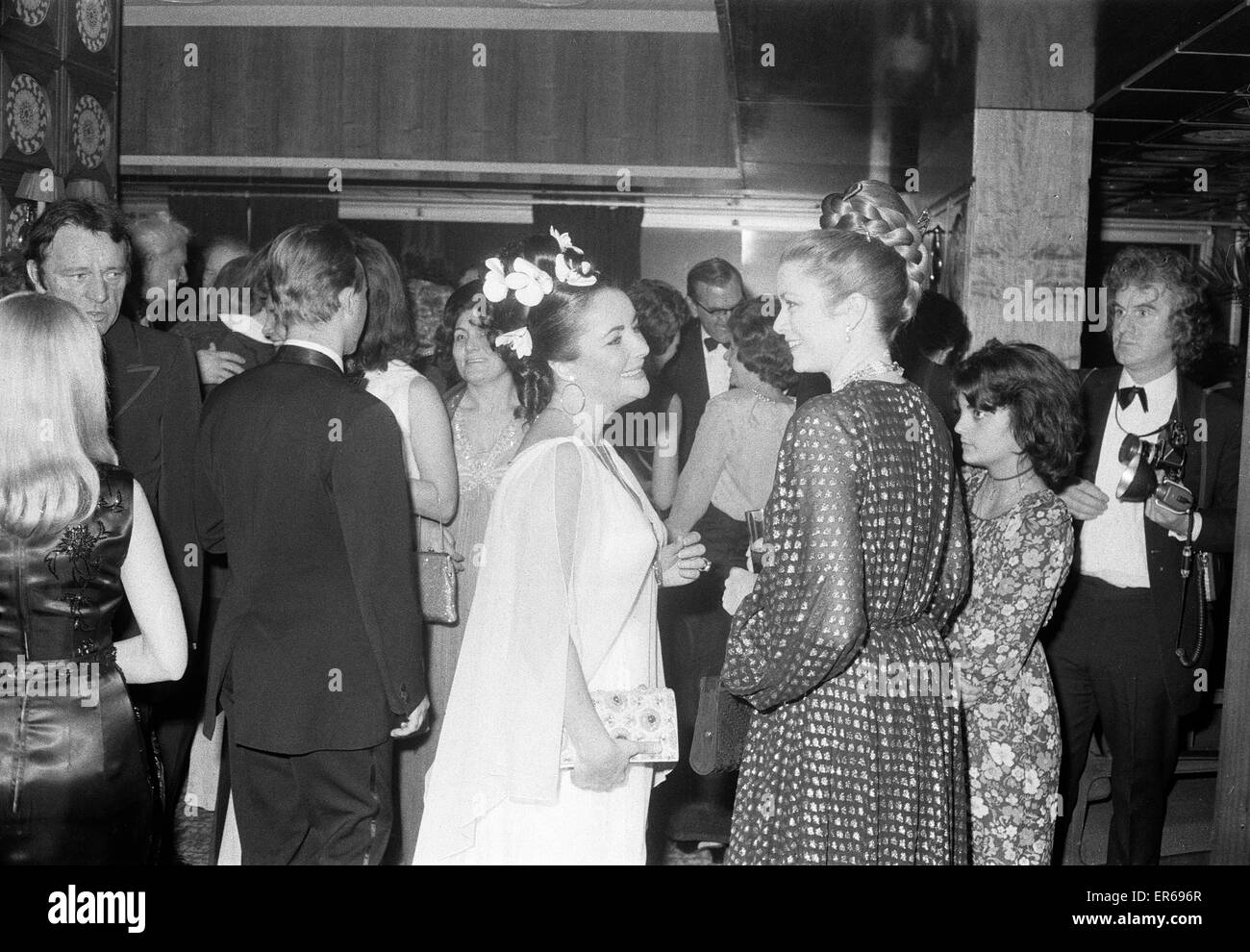 Elizabeth Taylor festa di compleanno, tenutosi presso la International Hotel, Budapest, Ungheria, domenica 27 febbraio 1972. Tra gli ospiti si segnalano la Principessa Grace di Monaco. Foto Stock